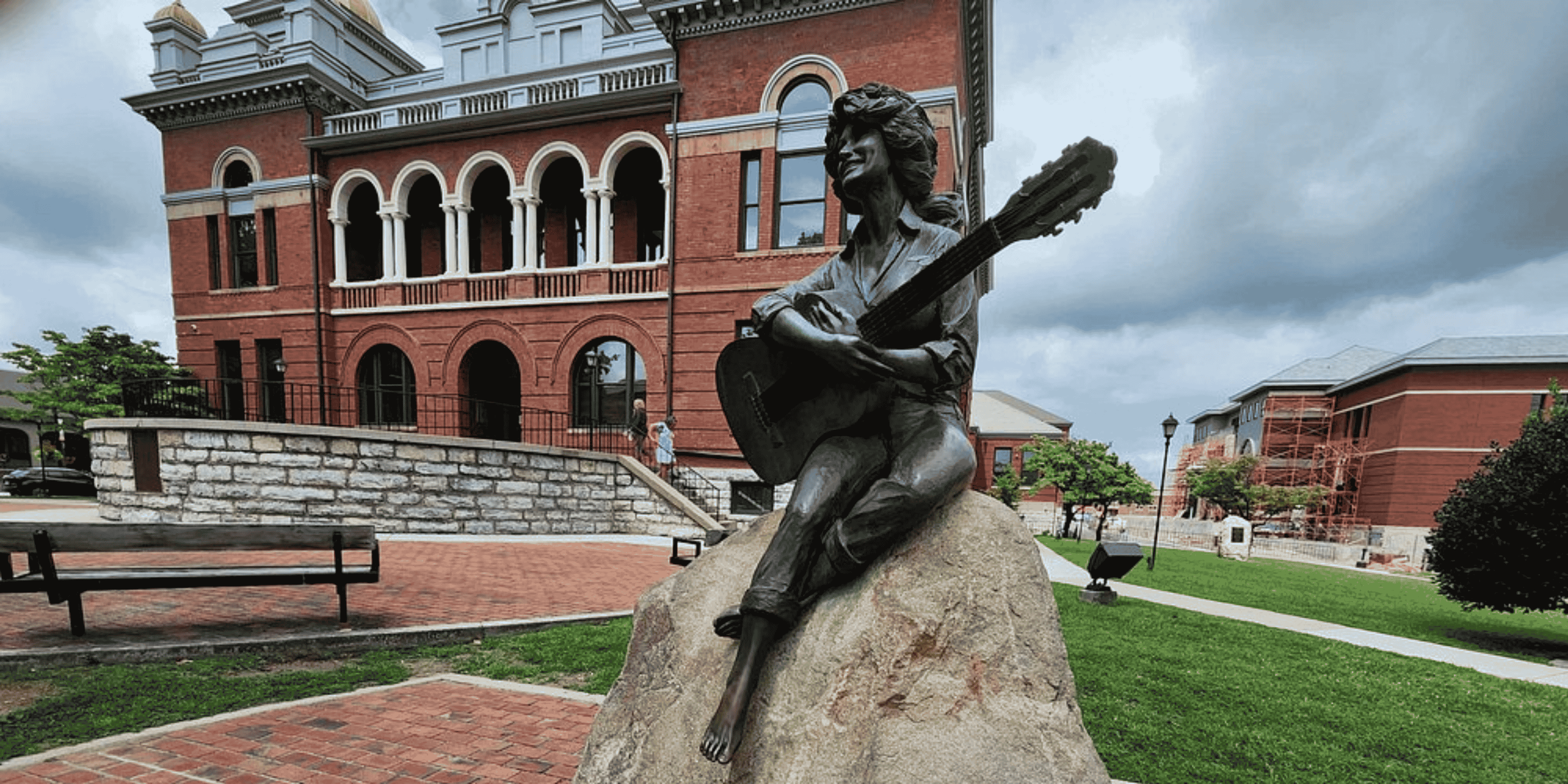 Dolly Parton Statue